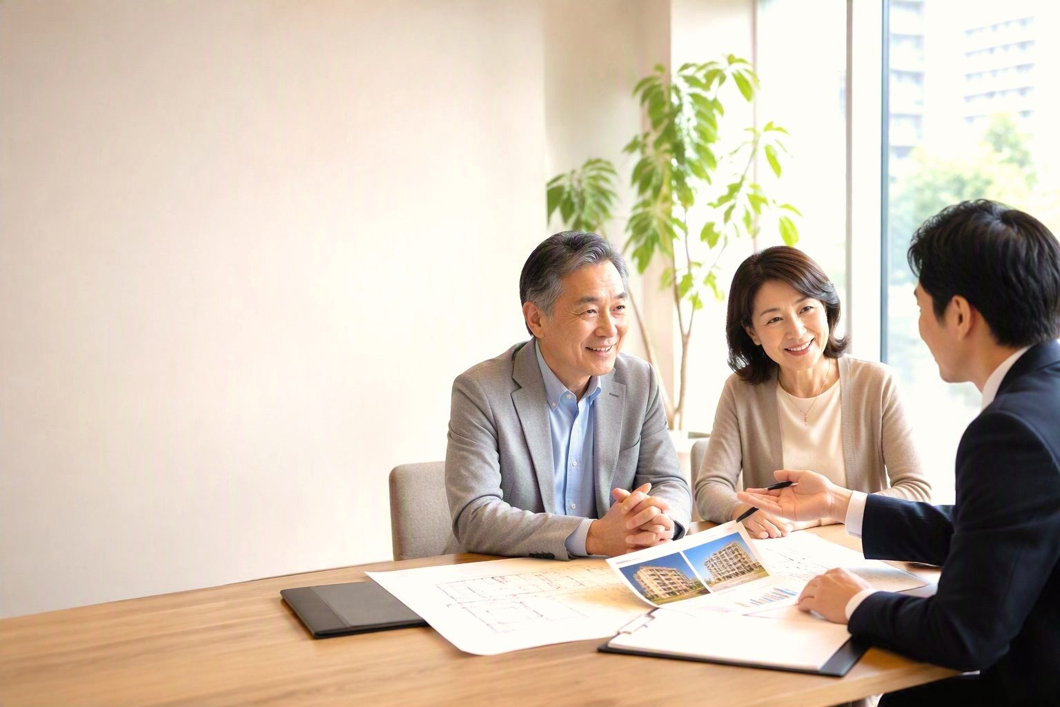 物件資料を前に、ご夫婦が税理士に親身に相談を受けている様子
